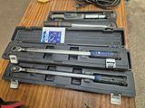 un grand nombre d'outils posés sur une table