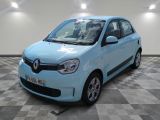 la photo d'une petite voiture bleue garée dans un garage