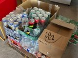 un chariot rempli de sodas et de canettes posé par terre