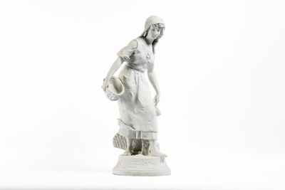 une statue blanche représentant une femme avec un panier sur la tête