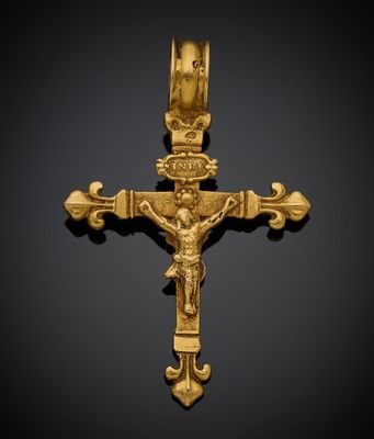 un crucifix en or représentant une croix sur fond noir