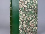un livre vert avec un motif floral sur la couverture
