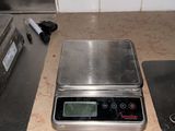 une photo d'une balance posée sur un plan de travail de cuisine