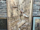 une sculpture sur bois représentant un homme à cheval
