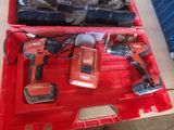 une boîte à outils rouge avec des outils sur le sol