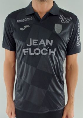 Cet homme pose pour une photo dans son maillot de foot