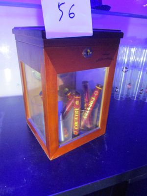 une boîte en verre contenant de nombreux livres