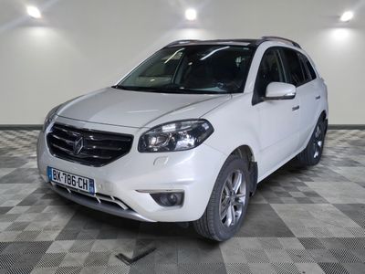 la photo d'une voiture blanche garée dans un garage