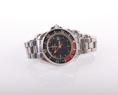 l'image d'une montre sur une surface blanche