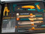 un kit d'outils dans une boîte à outils contenant des outils