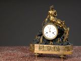 une horloge posée sur une table