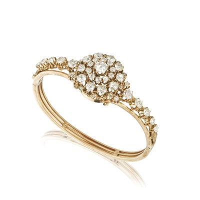 une bague en or jaune avec des diamants sur fond blanc