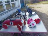 une petite table sur laquelle se trouvent une petite voiture et un vélo