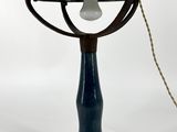 une image représentant une lampe posée sur une table, avec une chaîne