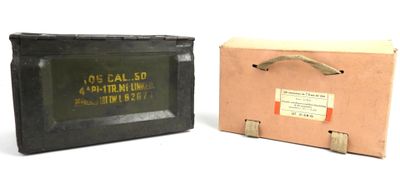 Ensemble comprenant une caisse en tôle kaki pour munition de…