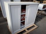 une photo d'une armoire de rangement métallique dans un entrepôt