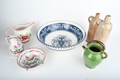 Los de pichets et plats en faïence dont faïence de l'Est, Va… - Photo 1