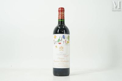 une bouteille de vin posée sur une table