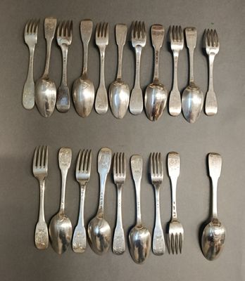 beaucoup de fourchettes et de cuillères sur la table