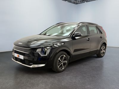 un SUV noir garé dans un garage au sol noir