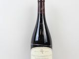 une bouteille de vin posée sur une table