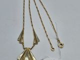 un gros plan sur un collier et une étiquette posés sur une table