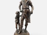 statue en bronze représentant un homme avec un enfant, posée sur un socle