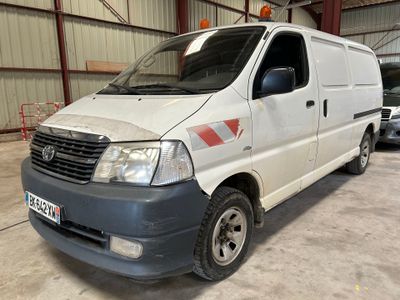une camionnette blanche garée dans un garage