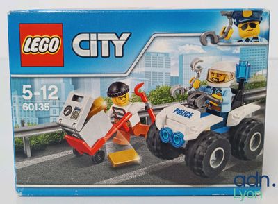une boîte de véhicules de police Lego City dans la rue