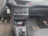 le tableau de bord d'une voiture équipée d'un système de commande de direction