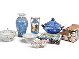 de nombreux types de vases et de bols sur la table