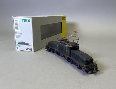 un petit train qui se trouve à côté d'une boîte