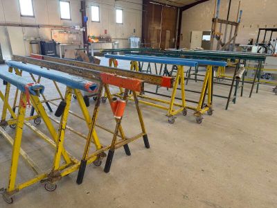 une grande salle où se trouvent de nombreuses tables et chaises