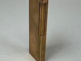 un briquet en or posé sur une table