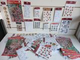 une table sur laquelle sont posées de nombreuses cartes et des autocollants