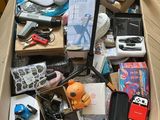 une boîte en carton remplie d'objets hétéroclites sur le sol