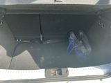 un sac dans le coffre d'une voiture dont la porte est ouverte