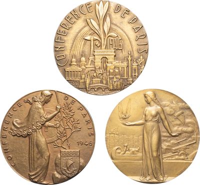 trois médailles d'or avec une statue de femme tenant une torche