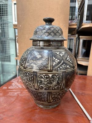 un vase posé sur une table en bois