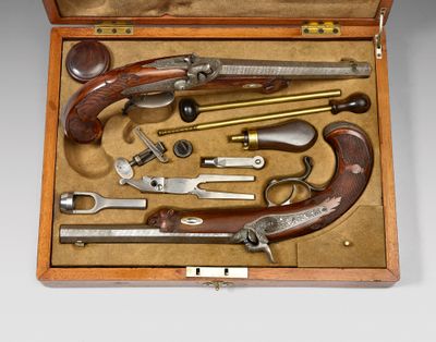 une boîte en bois contenant tout un tas d'outils divers