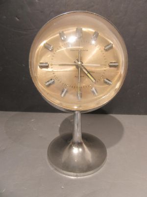 une horloge posée sur un support sur une table
