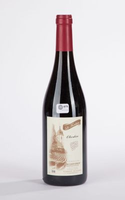une bouteille de vin posée sur une table