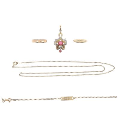 une collection de bijoux comprenant un collier, un bracelet et une bague