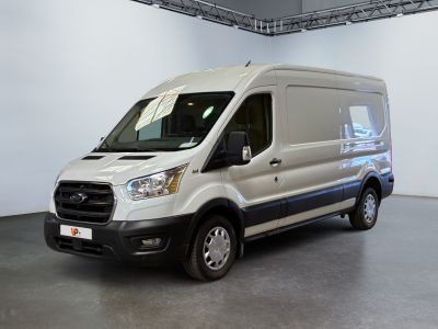 une camionnette blanche garée à l'intérieur d'un bâtiment