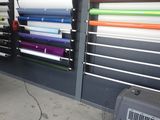 de nombreux rouleaux de papier coloré accrochés au mur
