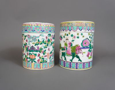 paire de vases chinois de style « famille » représentant des chevaux et des fleurs