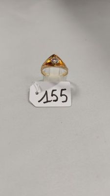 Gros plan sur une bague en or ornée d'un diamant
