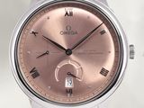 une image d'une montre avec des chiffres romains sur le cadran