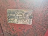 une plaque métallique fixée sur le flanc d'un camion rouge