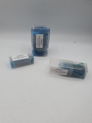 deux pains de savon bleus posés l'un à côté de l'autre sur une surface blanche